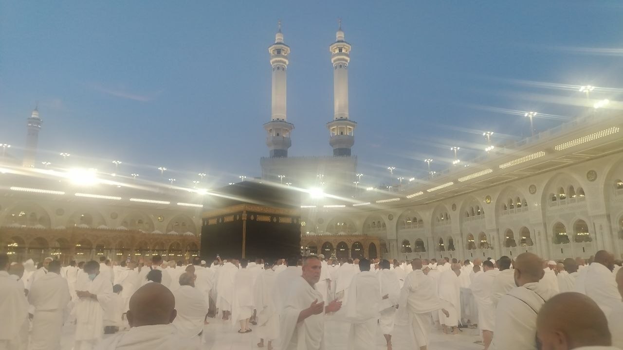 Pèlerins en ihram blanc autour de la Kaaba — Masjid Al-Haram, La Mecque
